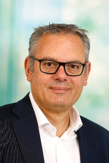 Une image contenant Visage humain, personne, sourire, habits 
Le contenu généré par l’IA peut être incorrect., Image