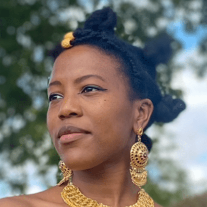 Une image contenant Visage humain, personne, Accessoire de mode, plein air
Le contenu généré par l’IA peut être incorrect.